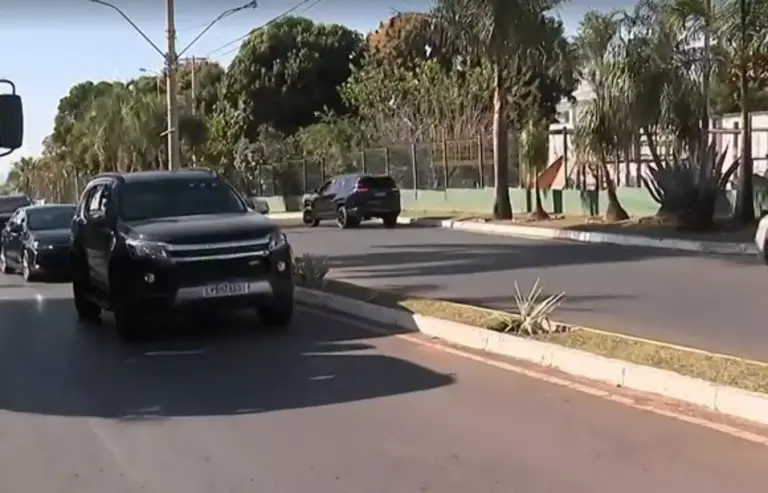 Bolsonaro coloca tornozeleira eletrônica e PF apreende dólares e dispositivos