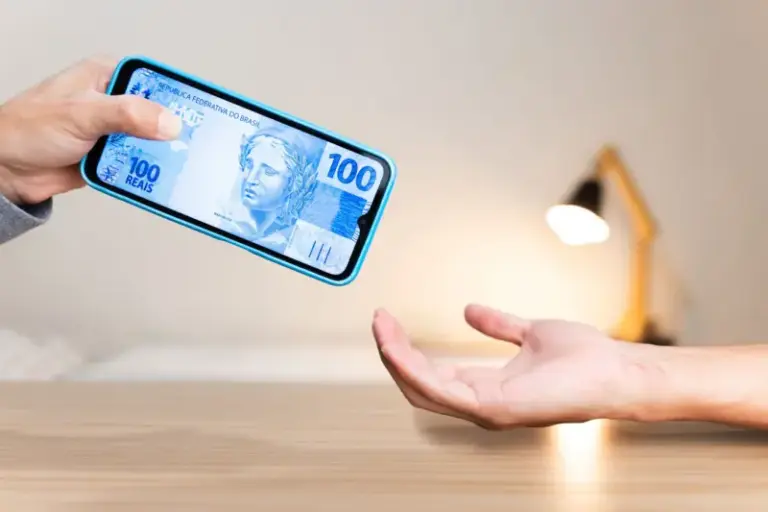 Brasil pode ter inventado o futuro do dinheiro com o Pix, diz prêmio Nobel de Economia