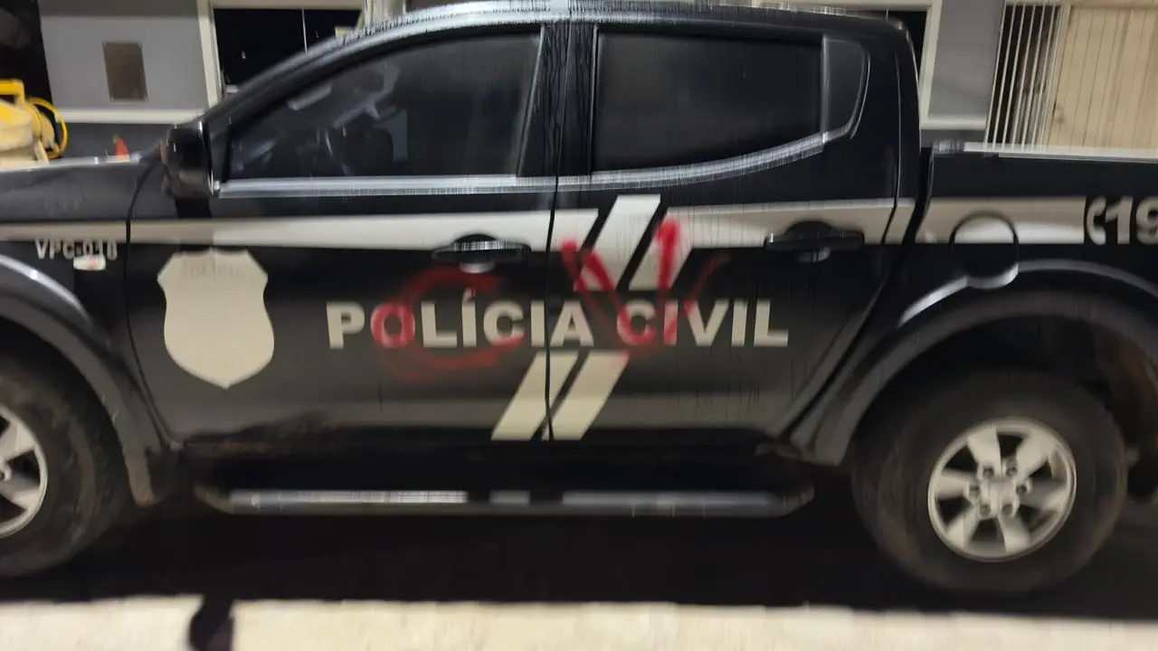 Polícia Civil busca prender envolvidos na pichação de viatura com sigla de facção criminosa