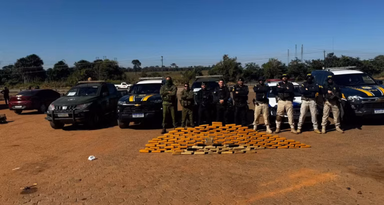 Suspeitos batem em viatura da PRF e são presos com drogas na BR-364