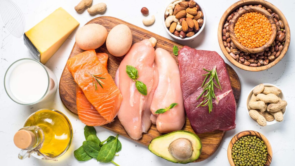 Reportagem do Fantástico alerta que consumo excessivo de proteína pode gerar ganho de peso e agravar problemas renais.