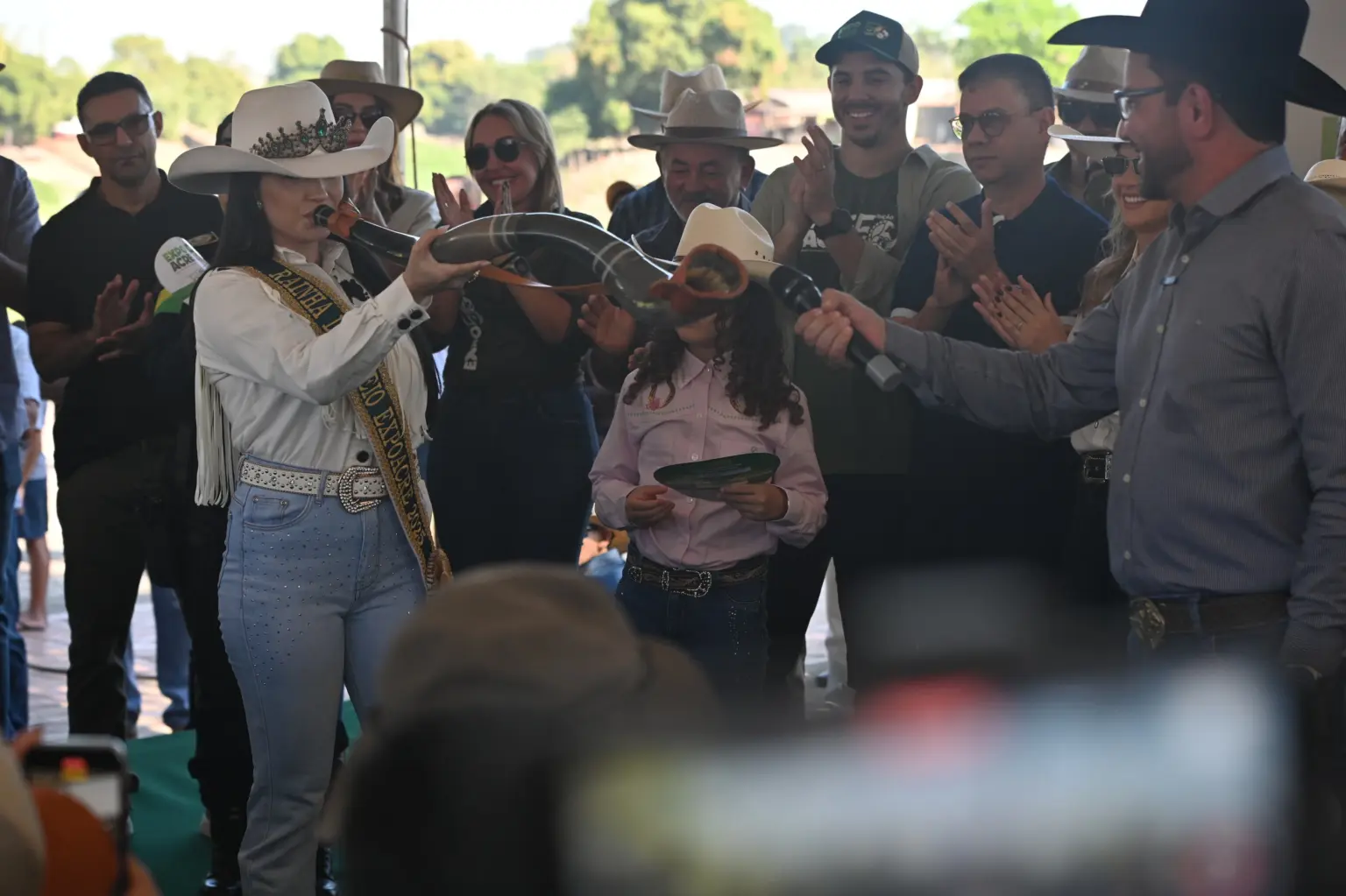 Ao lado de Gladson, Rainha do Rodeio toca berrante e dá largada à Cavalgada 2025