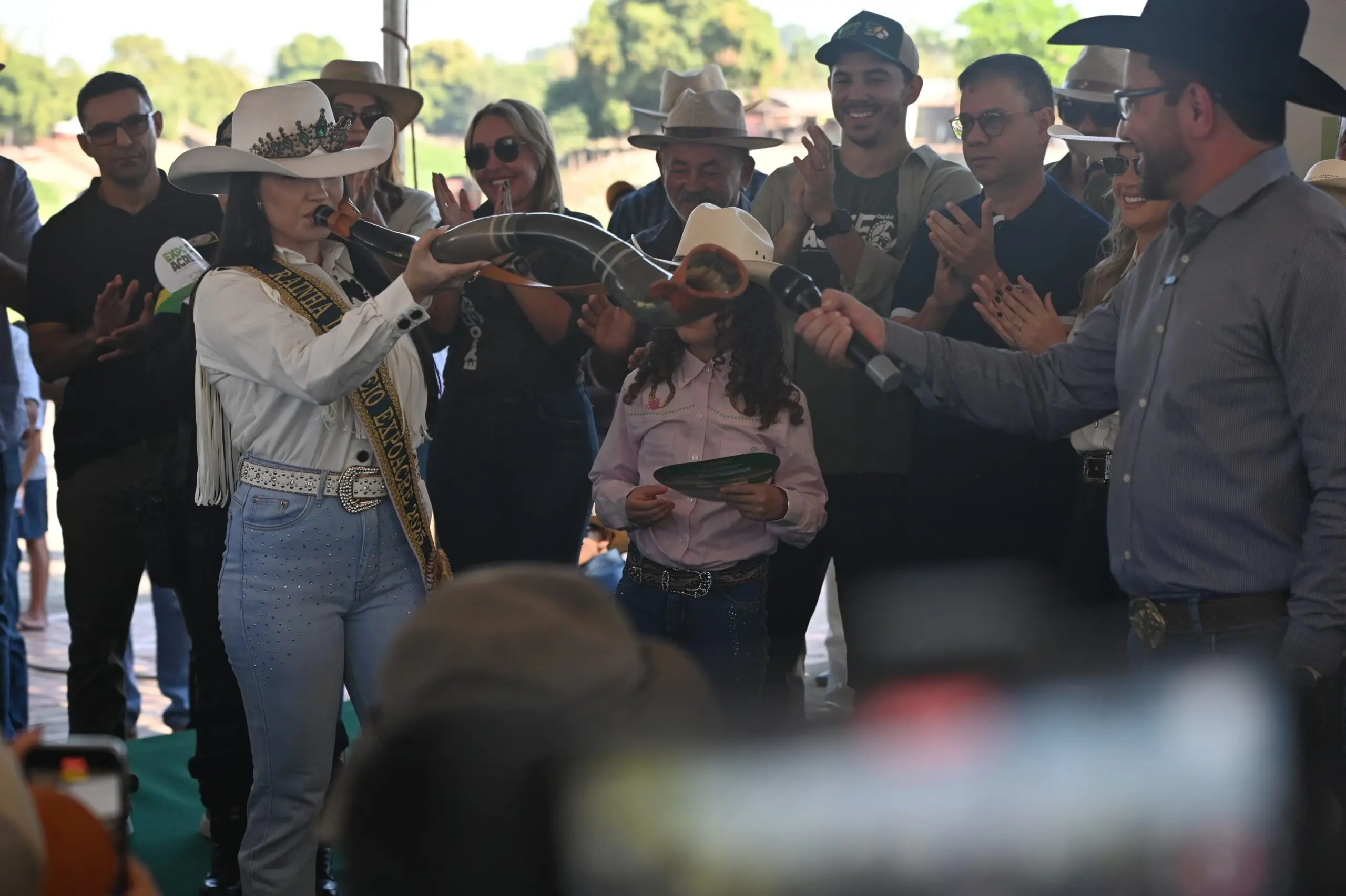 Ao lado de Gladson, Rainha do Rodeio toca berrante e dá largada à Cavalgada 2025