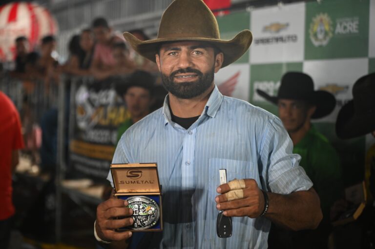 Genasio dos Santos, de 28 anos, é o grande campeão do rodeio da Expoacre Juruá 2025