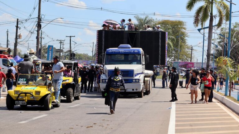 Novidade! Trios elétricos agitam a Cavalgada e marcam abertura da Expoacre 2025; veja