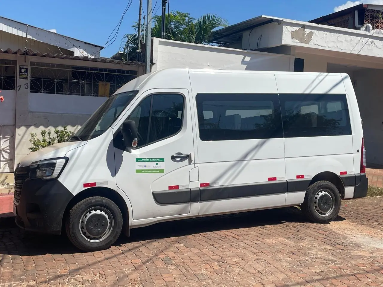 Van abandonada há dias em rua de Rio Branco levanta suspeitas e preocupa vizinhança
