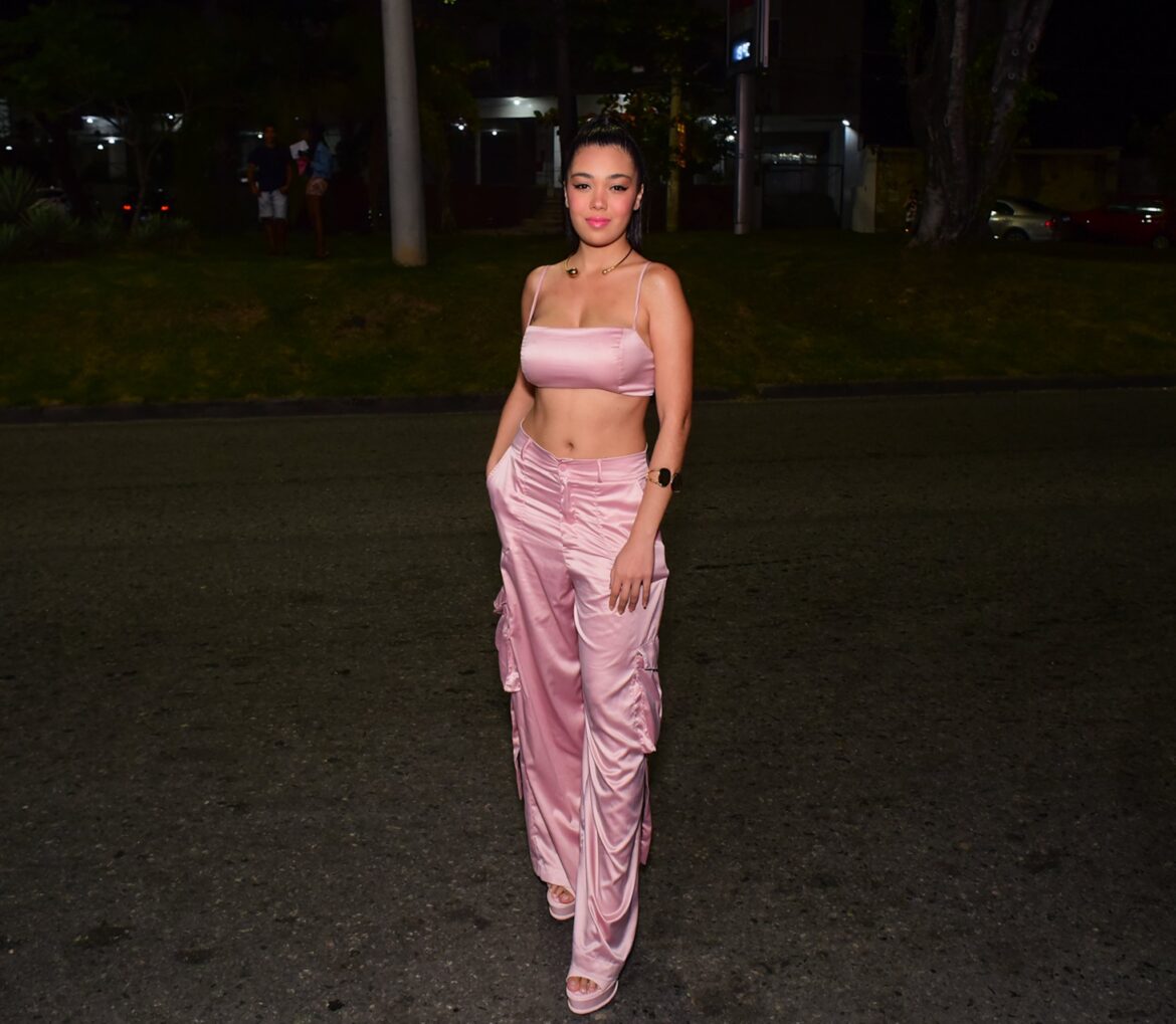 filha-de-belo-prestigia-coroacao-de-gracyanne-barbosa-como-rainha-de-bateria