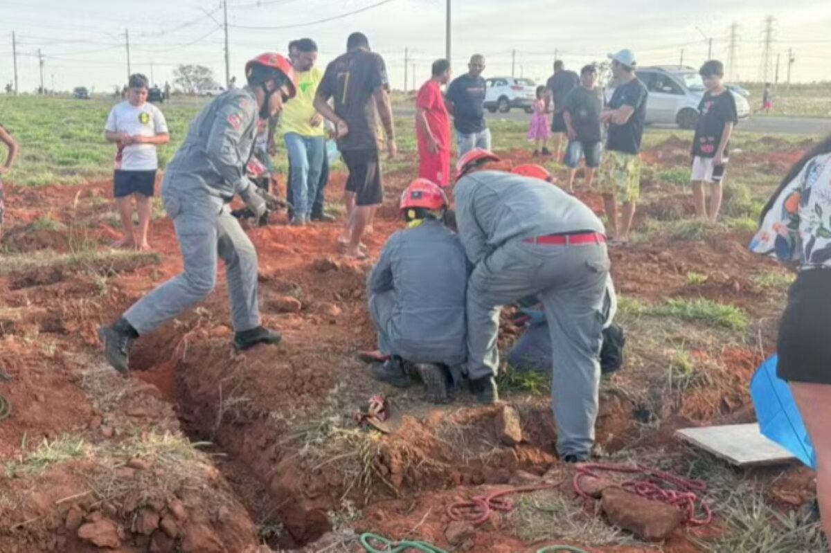 menino-de-10-anos-e-salvo-apos-cair-em-buraco-ao-soltar-pipa-em-sp