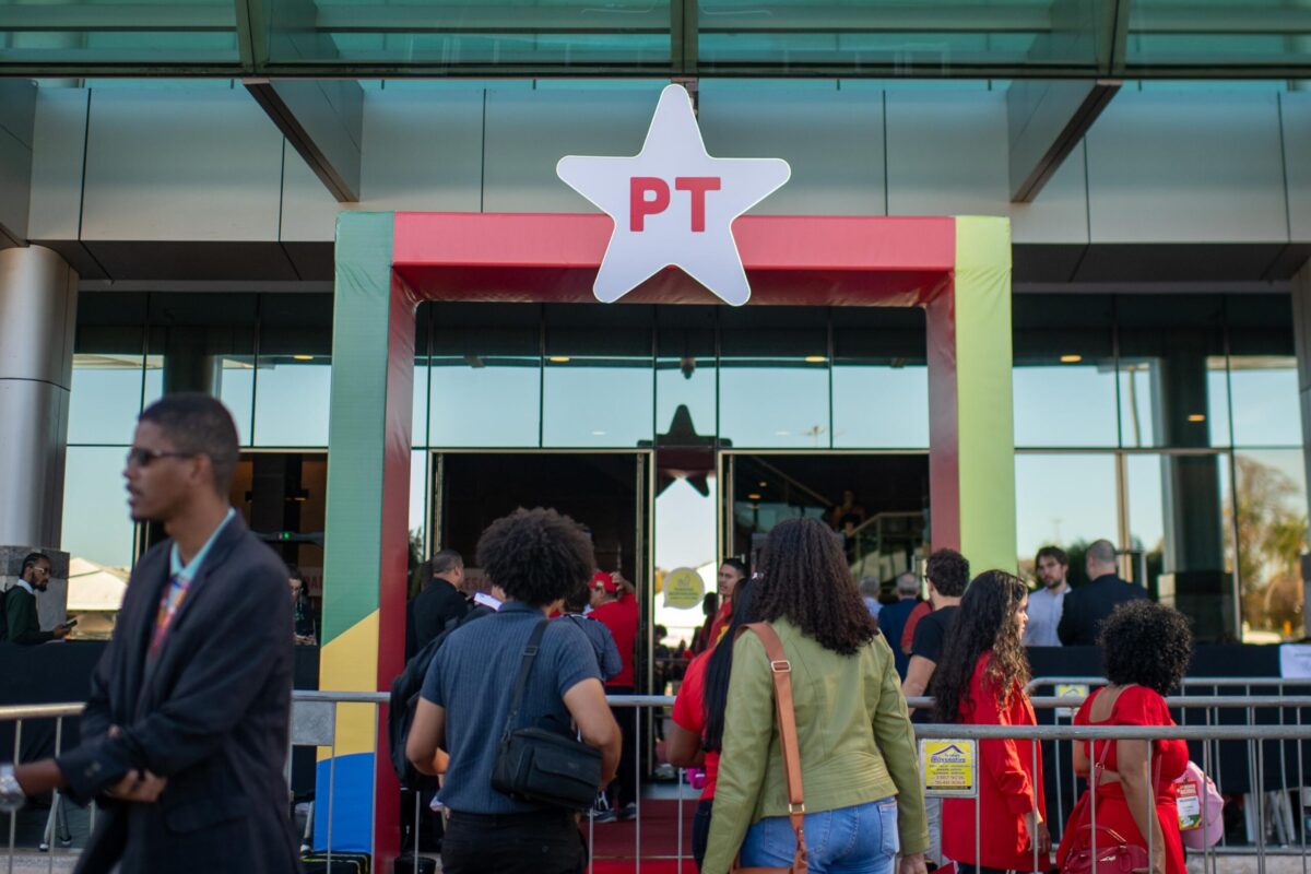 encontro-do-pt-tem-dirceu-tietado-e-bone-“patriota”-por-r$-60