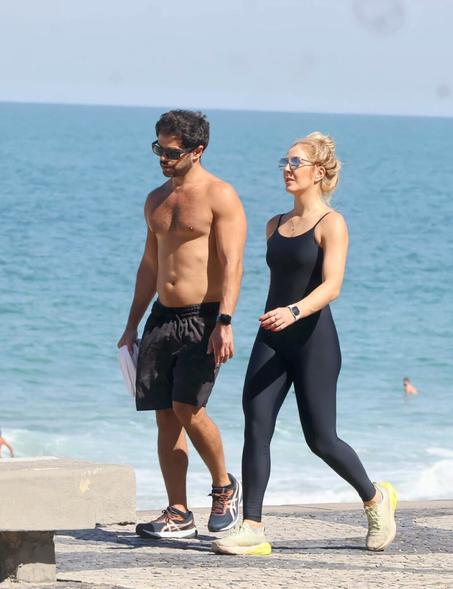 duda-nagle-e-namorada-curtem-manha-de-caminhada-na-orla-de-sao-conrado