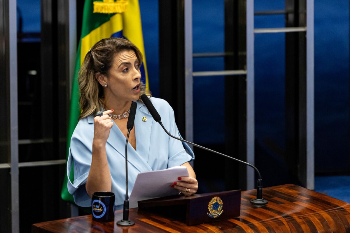 ex-aliada-de-bolsonaro,-senadora-e-vaiada-em-show-do-roupa-nova