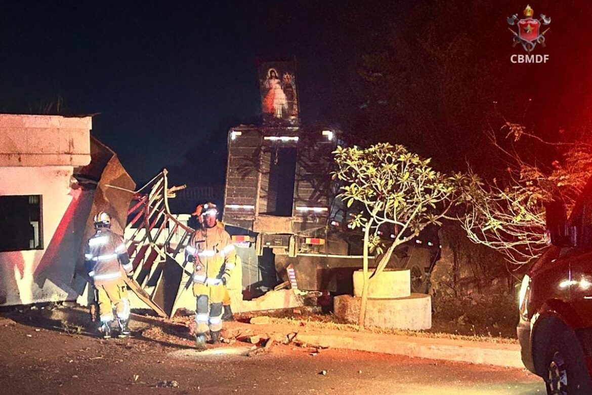 caminhao-desgovernado-corta-a-epia-e-derruba-muro-de-condominio