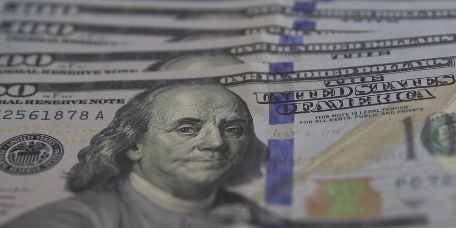 Dólar fica estável após prisão domiciliar de Bolsonaro e ata do Copom
