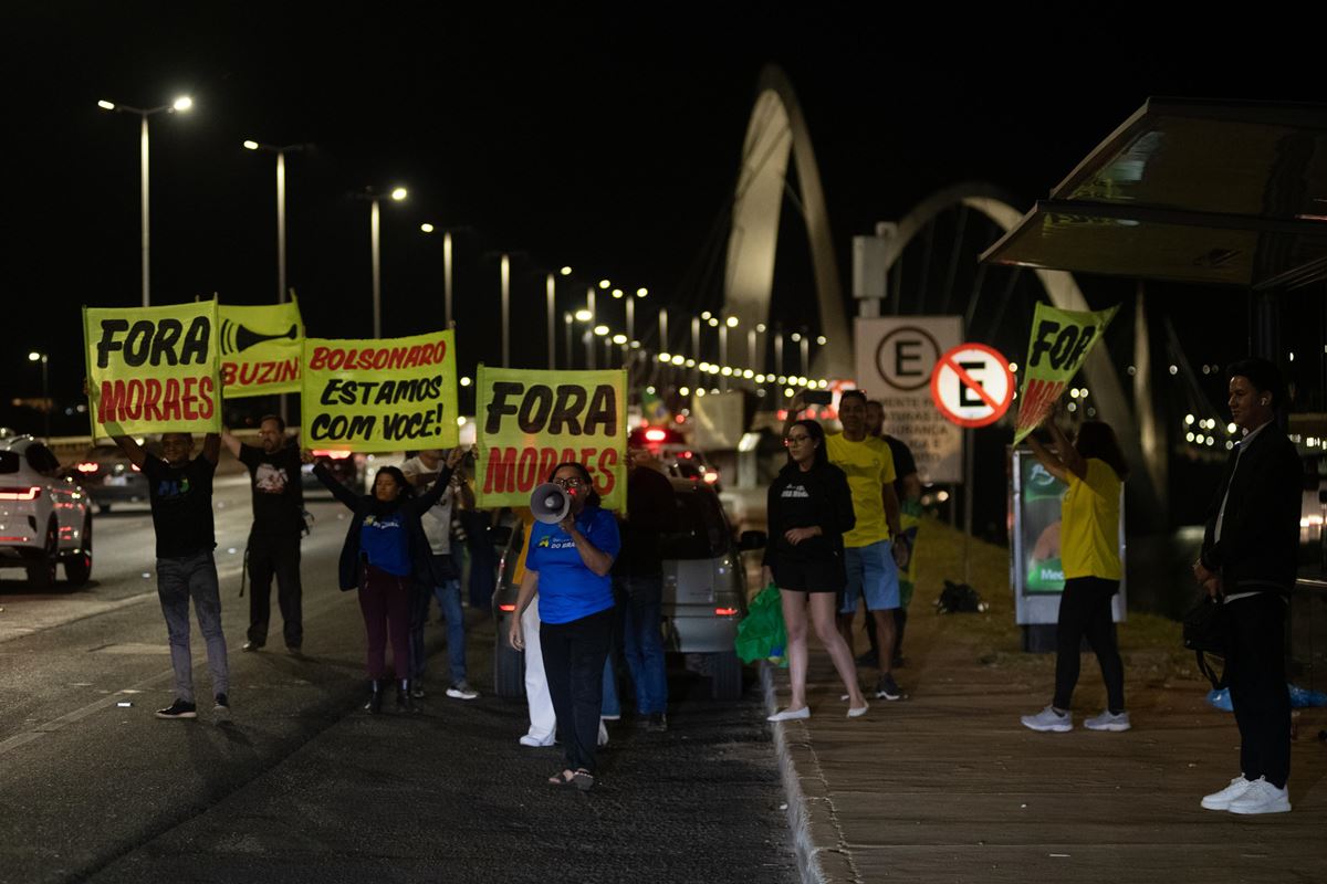 apoiadores-fazem-buzinaco-e-carreata-contra-prisao-de-bolsonaro.-video