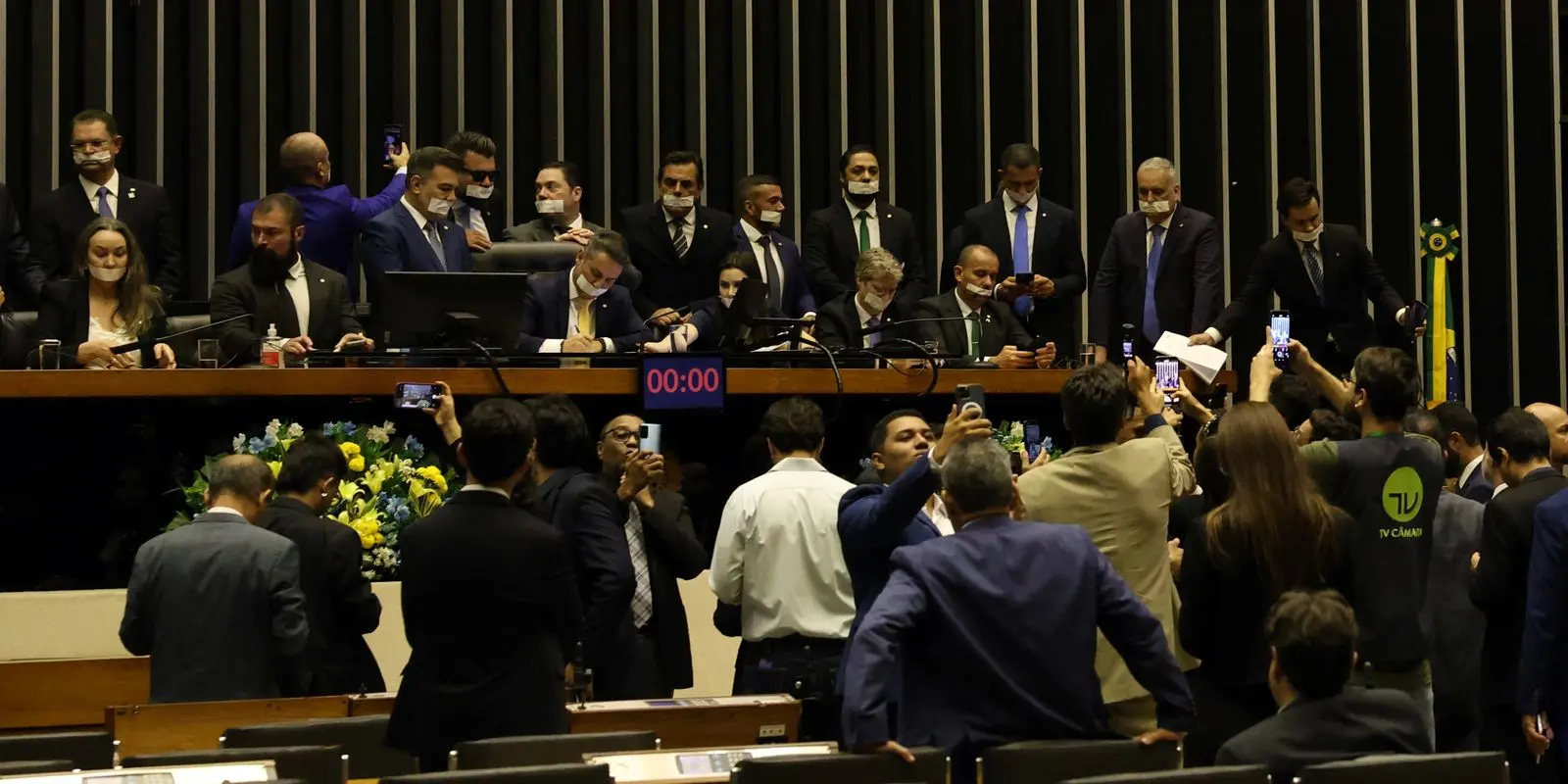 Alcolumbre e Motta pedem diálogo e respeito após ocupação de plenários