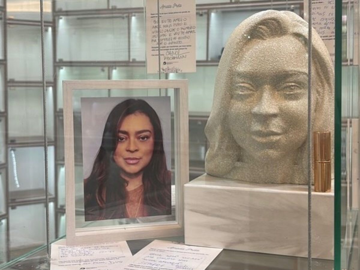 ultima-homenagem-a-preta-gil:-busto-e-tributo-de-amigos-marcam-despedida-em-cemiterio