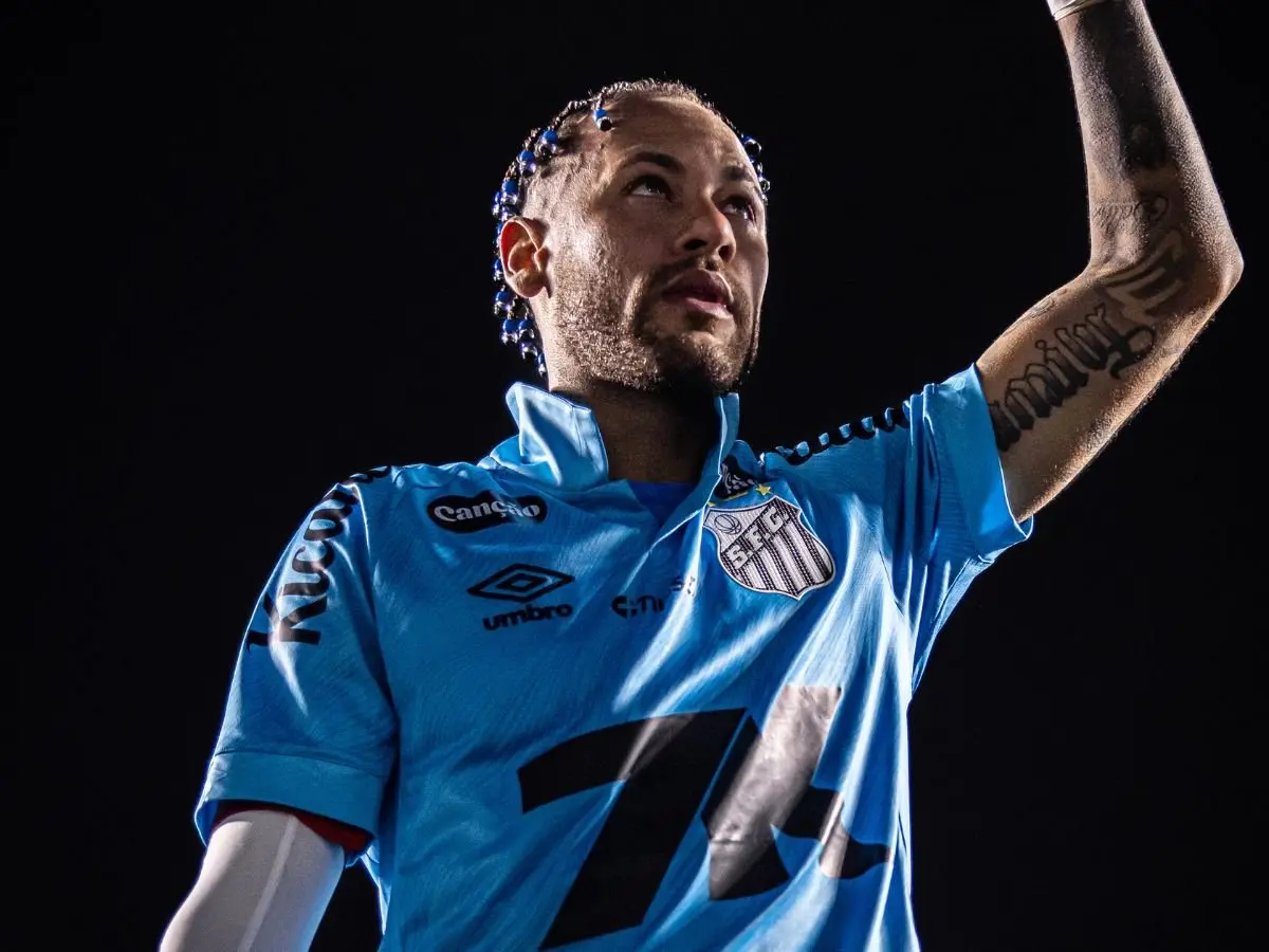 Neymar reage após ser chamado de “vacilão” por jornalista: “Tem que respeitar também”