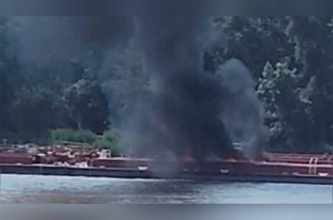 video:-helicoptero-atinge-rede-eletrica-e-cai-em-rio-nos-eua;-2-morrem