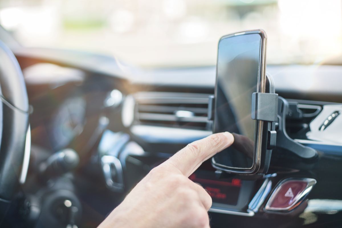 sc:-quase-50-mil-motoristas-foram-multados-por-dirigir-usando-celular