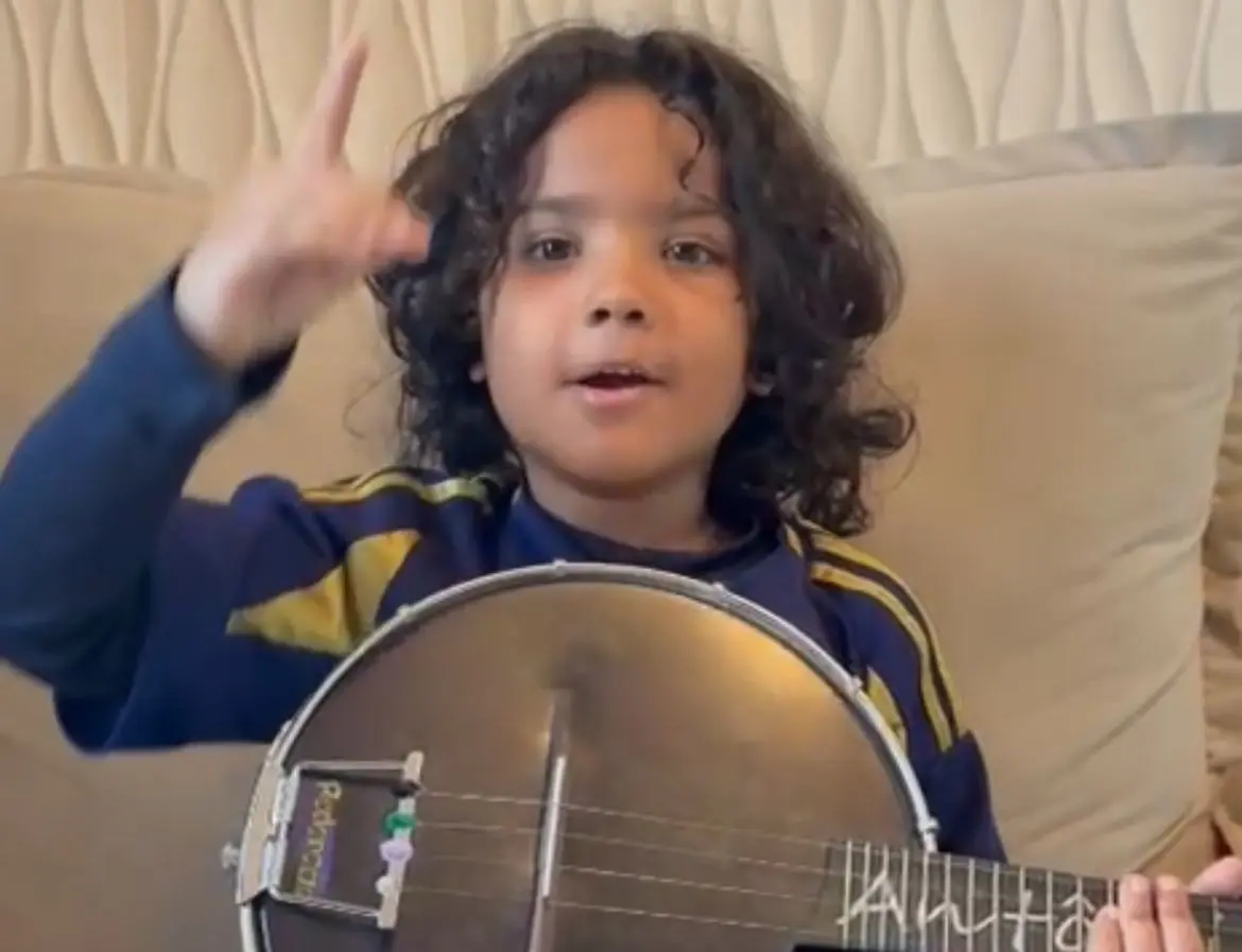 Neto de Arlindo Cruz prestar homenagem emocionante ao avô: “Virou uma estrelinha”