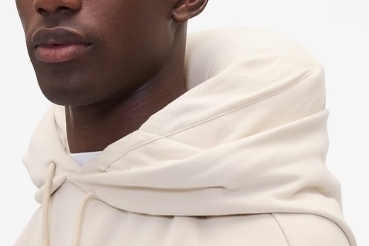 soneca-com-estilo:-gap-lanca-moletom-com-travesseiro-inflavel-no-capuz