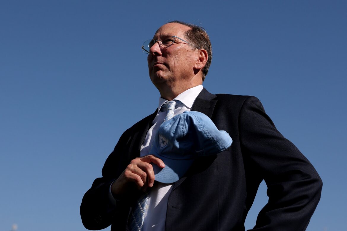 ex-time-de-john-textor-e-retirado-da-liga-europa-pelo-cas;-entenda