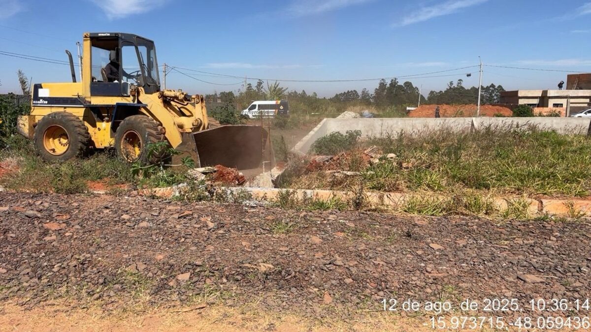 df-legal-passa-o-trator-em-condominio-clandestino-perto-de-nascente