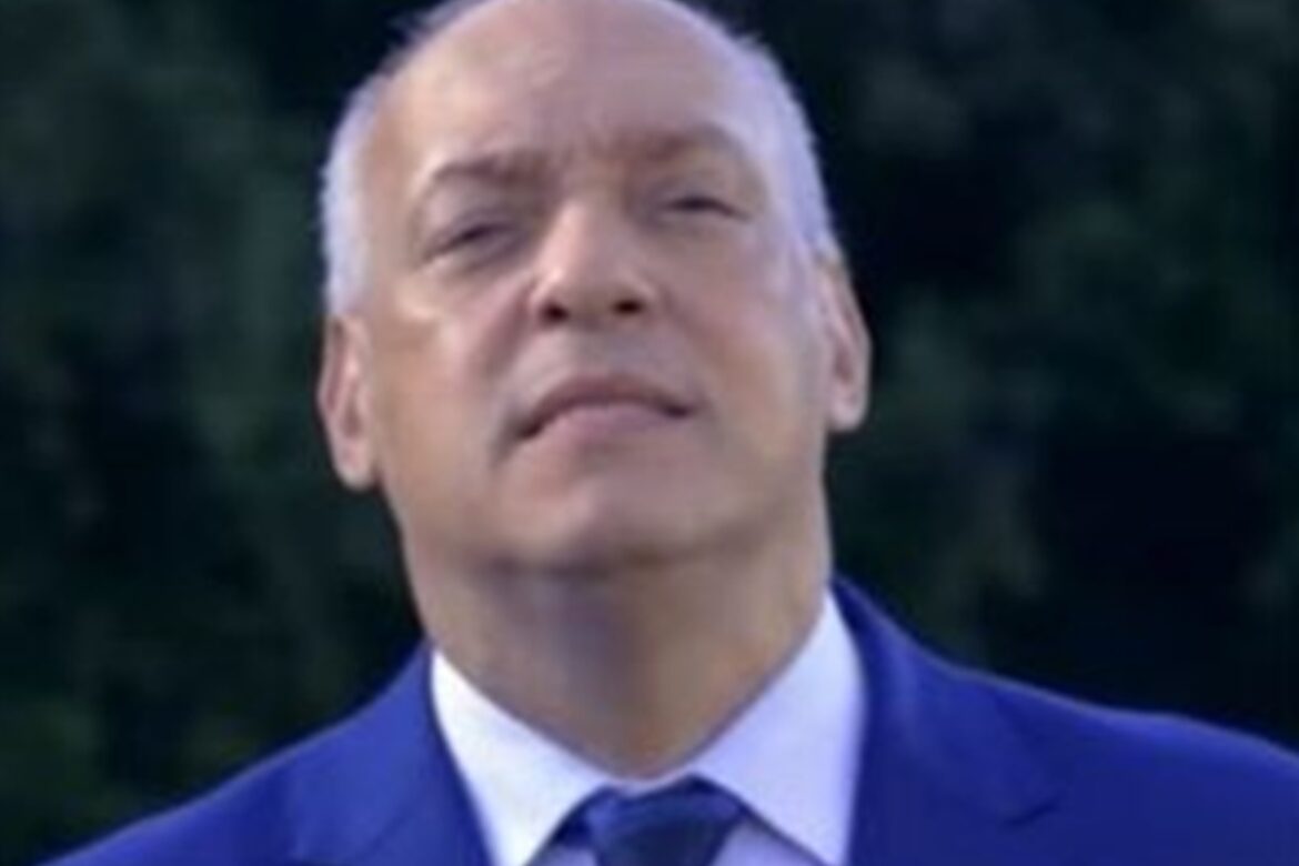 novas-imagens-mostram-pastor-de-calcinha-e-peruca-nas-ruas-de-goiania