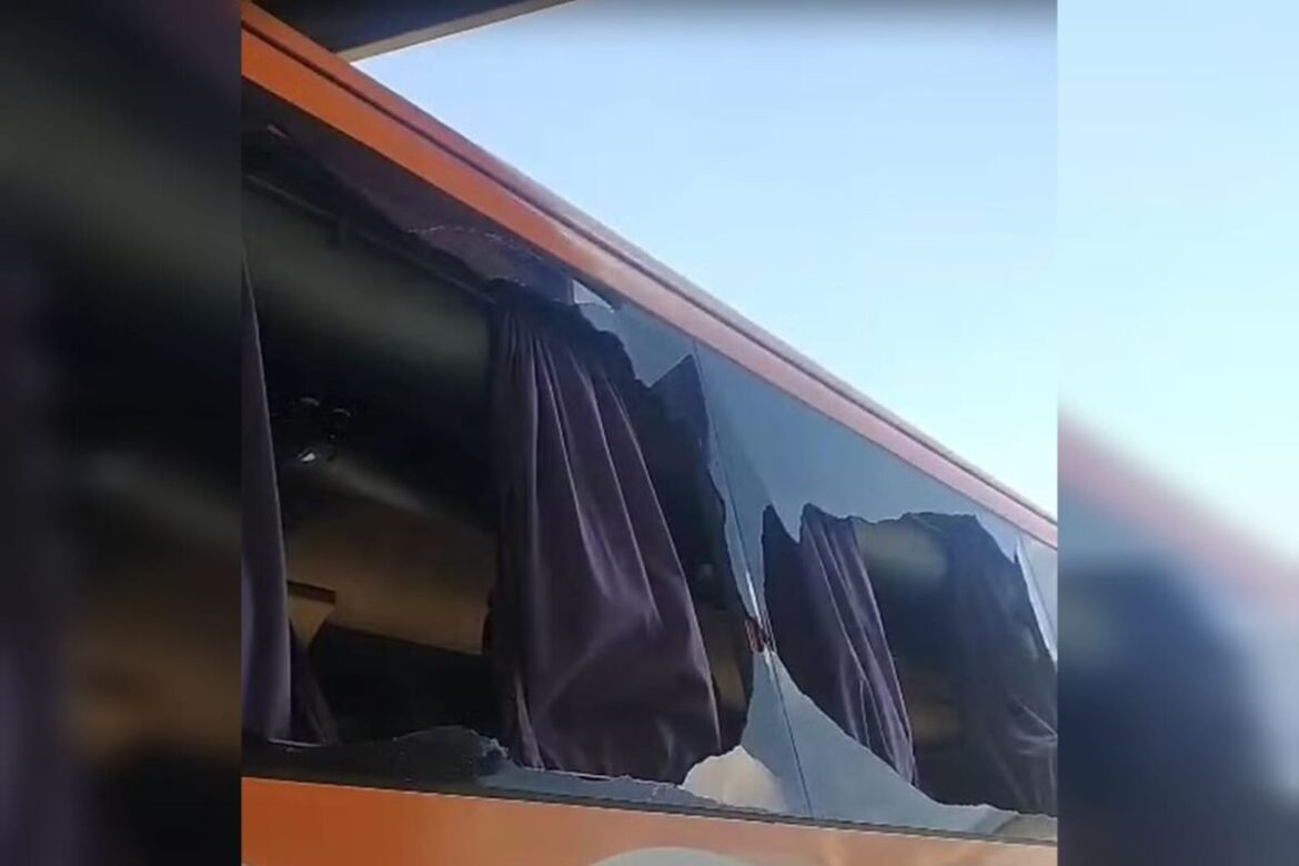 onibus-que-transportava-funcionarios-da-gol-e-atacado-em-sp.-video