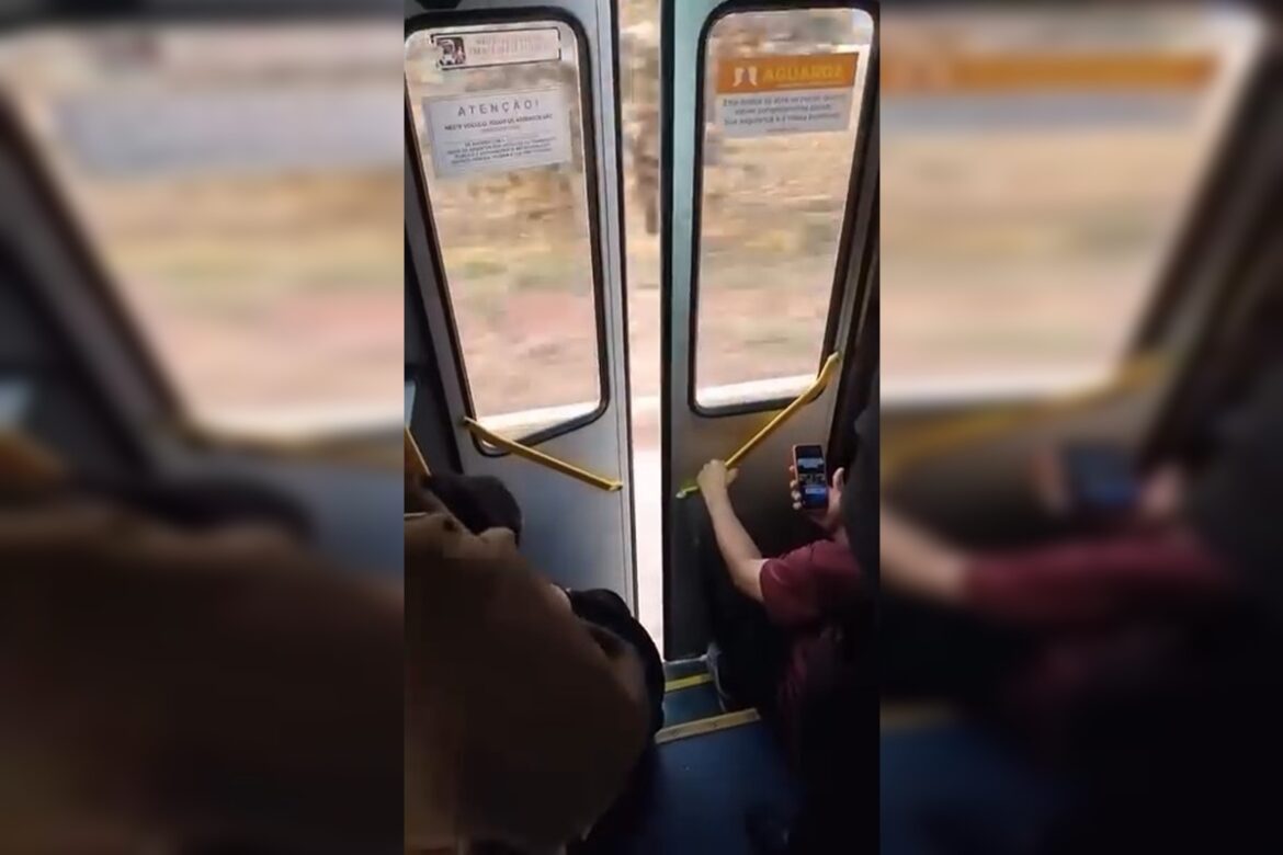 onibus-trafega-de-porta-aberta-durante-viagem-no-df.-video
