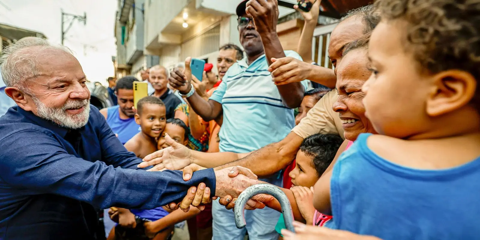 Lula entrega 599 títulos de terra em antiga área de palafitas em PE