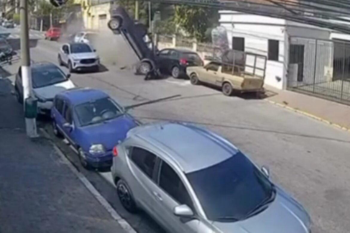 caminhonete-“voa”-e-causa-acidente-impressionante-com-2-feridos.-veja