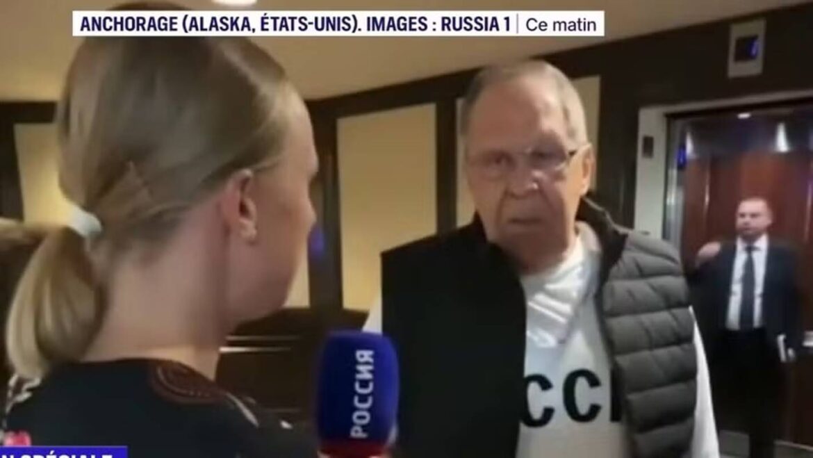 chanceler-usa-moletom-da-urss-ao-chegar-para-encontro-de-trump-e-putin