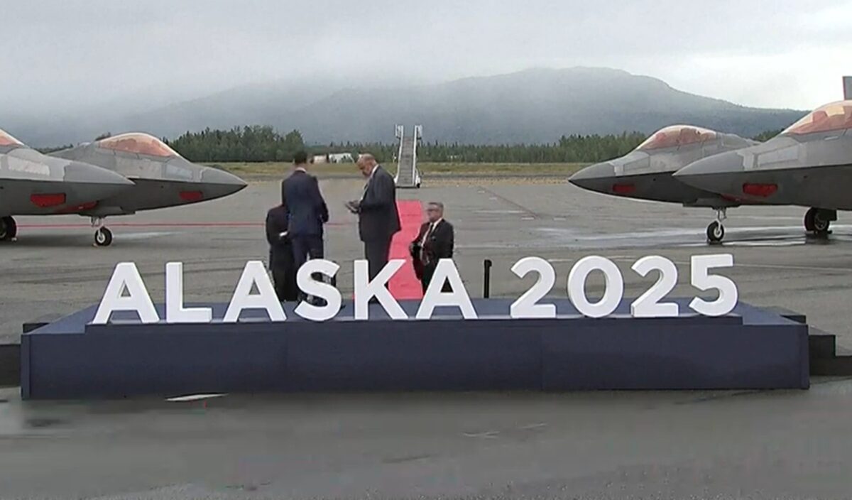 Trump e Putin desembarcam no Alasca para discutir guerra na Ucrânia