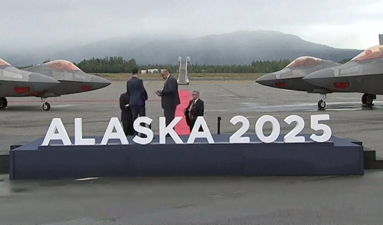 Trump e Putin desembarcam no Alasca para discutir guerra na Ucrânia