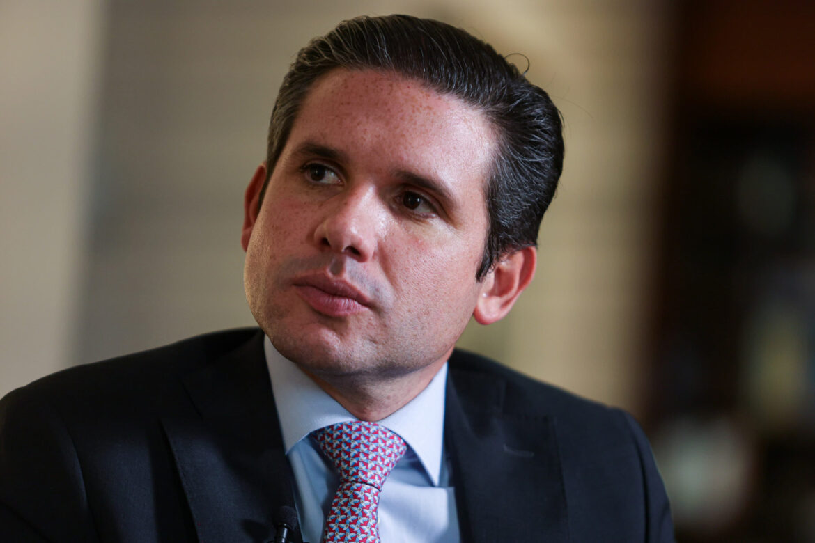 rachadinha:-chefe-de-gabinete-de-hugo-motta-tem-“poder-ilimitado”-para-sacar-salarios-de-funcionarios