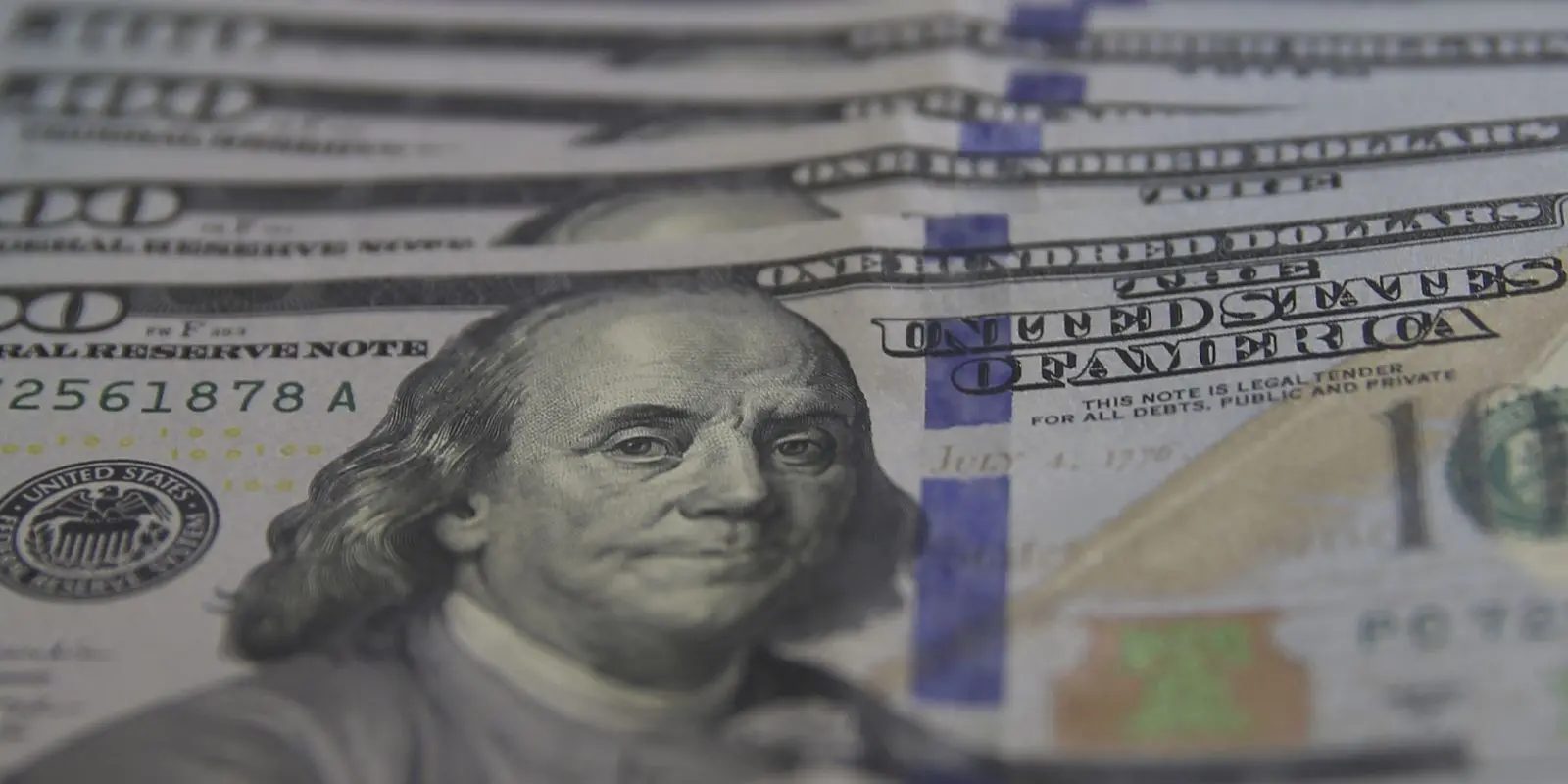 Dólar cai para R$ 5,39 com expectativa de corte de juros nos EUA