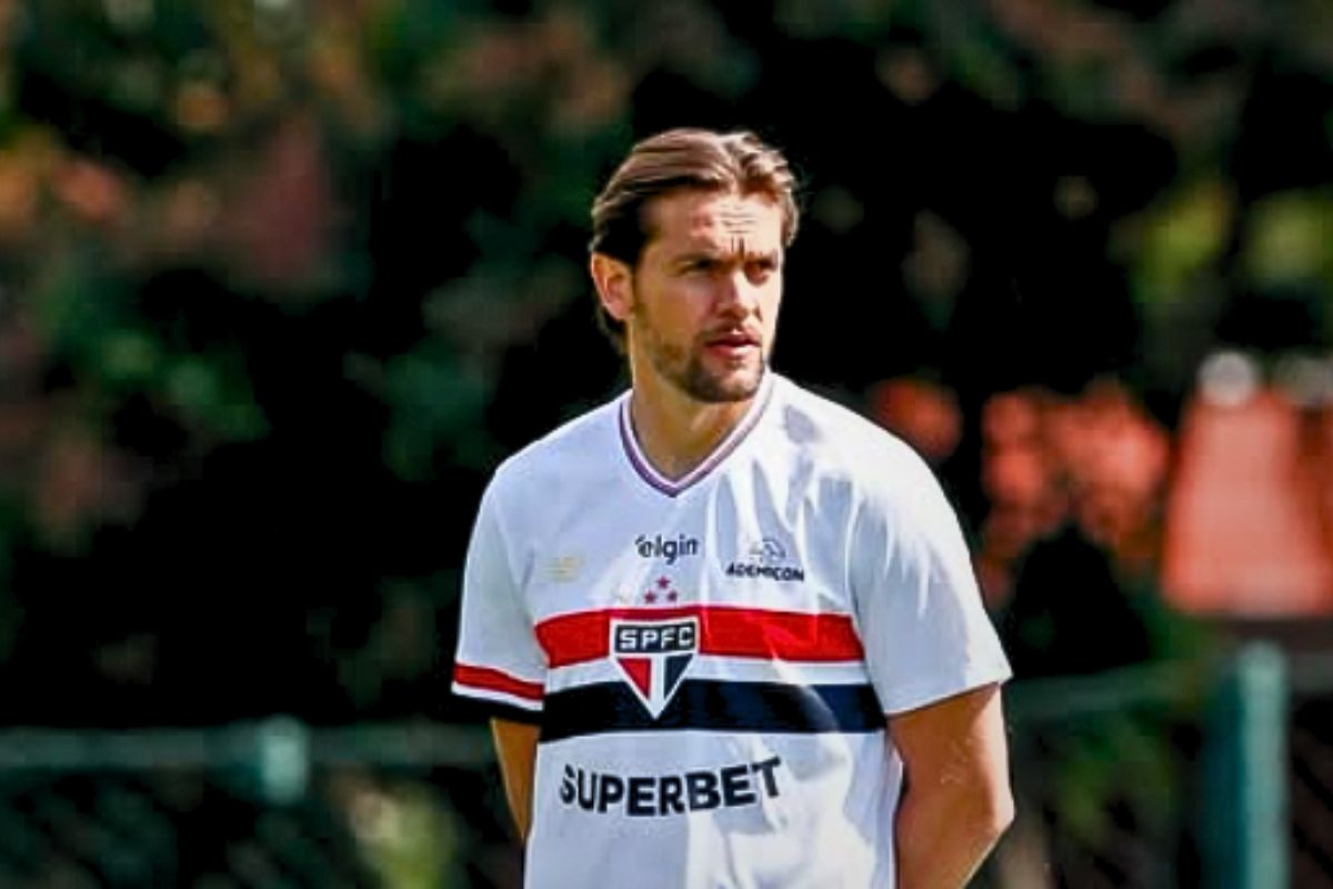 sao-paulo-anuncia-a-contratacao-do-zagueiro-rafael-toloi.-veja-video