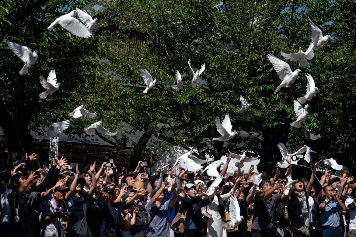 japao-celebra-80-anos-de-rendicao-na-2a-guerra-em-meio-a-apelos-de-paz