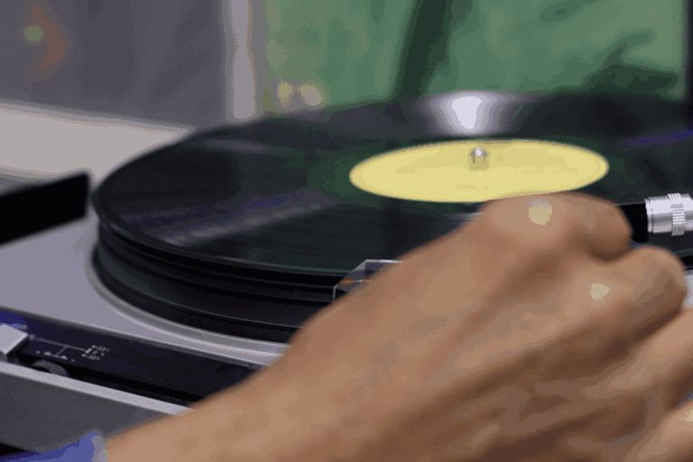 Discos de vinil atravessam gerações e movimentam SP: “Viagem no tempo”