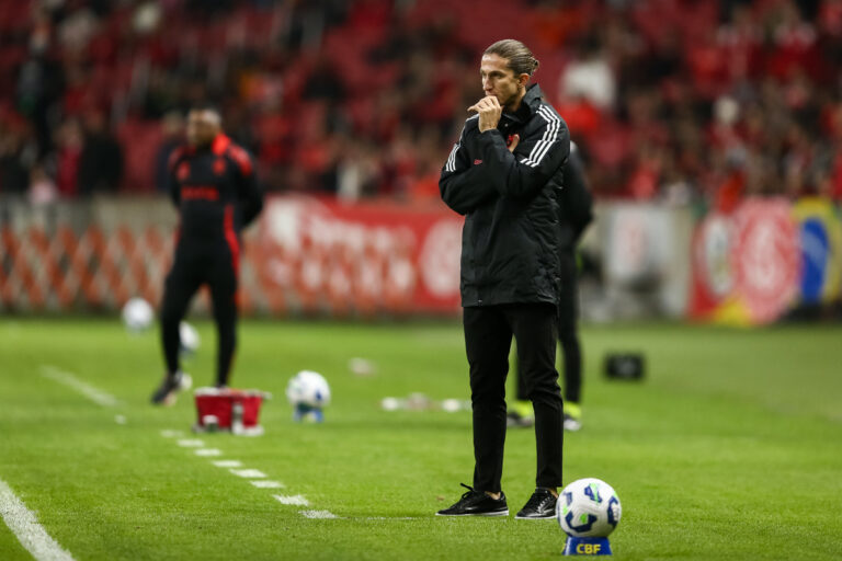 Filipe Luís elogia sistema defensivo do Flamengo após classificação