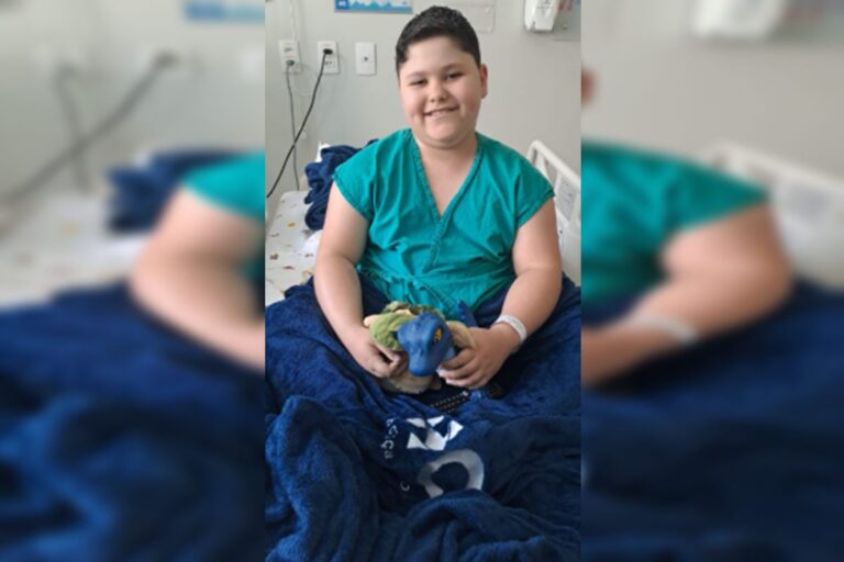 Criança está internada há 150 dias à espera de aparelho para respirar