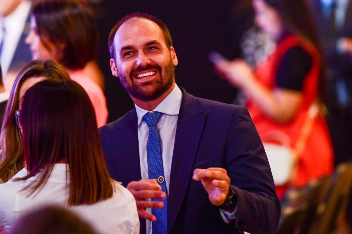 vai-para-o-lixo-o-deus,-patria-e-familia-de-bolsonaro-e-de-seus-filhos