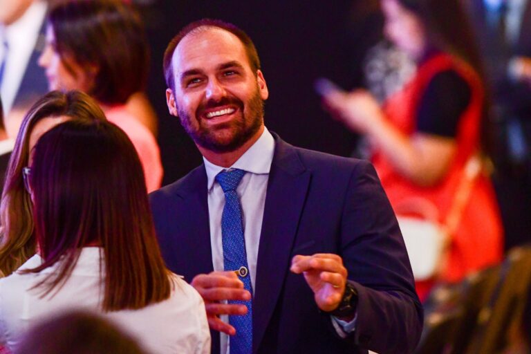 Vai para o lixo o Deus, Pátria e Família de Bolsonaro e de seus filhos