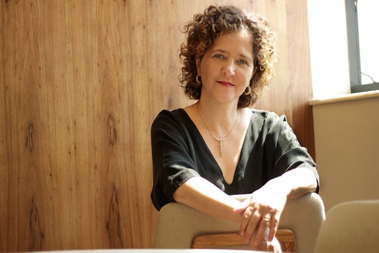 Os livros de Carla Madeira tocam em questões que já estão no leitor