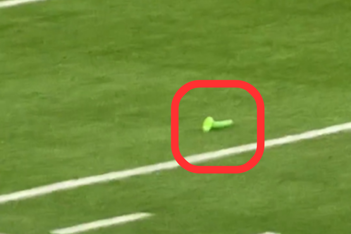 video:-objeto-sexual-e-jogado-no-campo-em-partida-de-futebol-americano