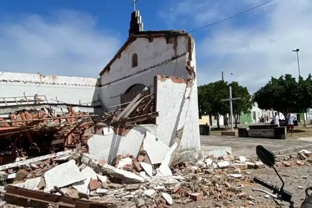 capela-desaba-na-bahia-e-apenas-parede-com-imagem-de-cristo-resiste