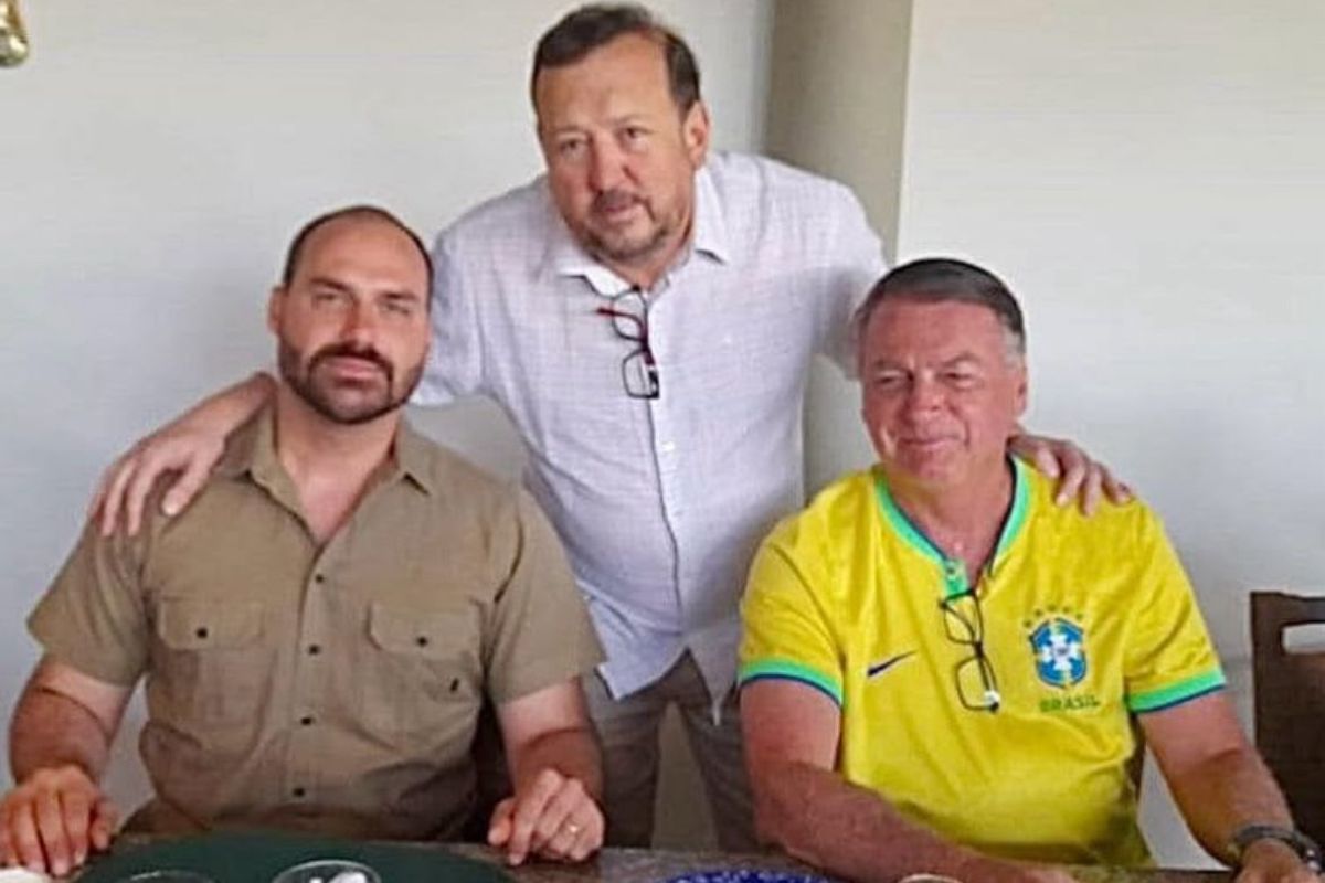 pen-drive-de-bolsonaro-armazenava-documentos-de-empresa-de-aliado