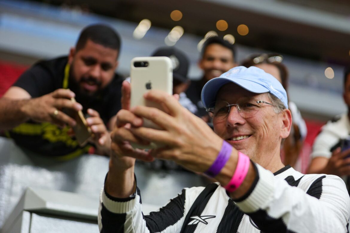 torcida-do-lyon-protesta-contra-john-textor-durante-partida