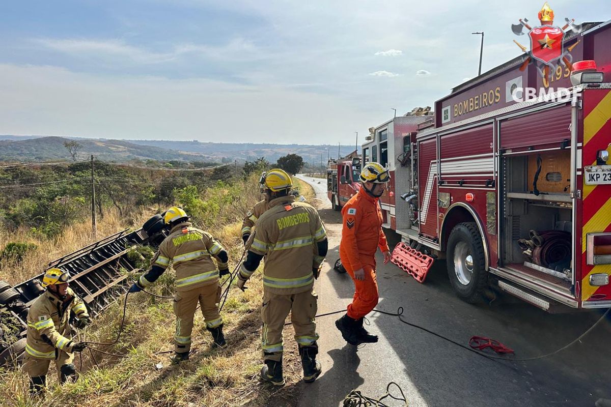 condutor-de-caminhao-diz-que-carro-invadiu-pista-antes-da-colisao